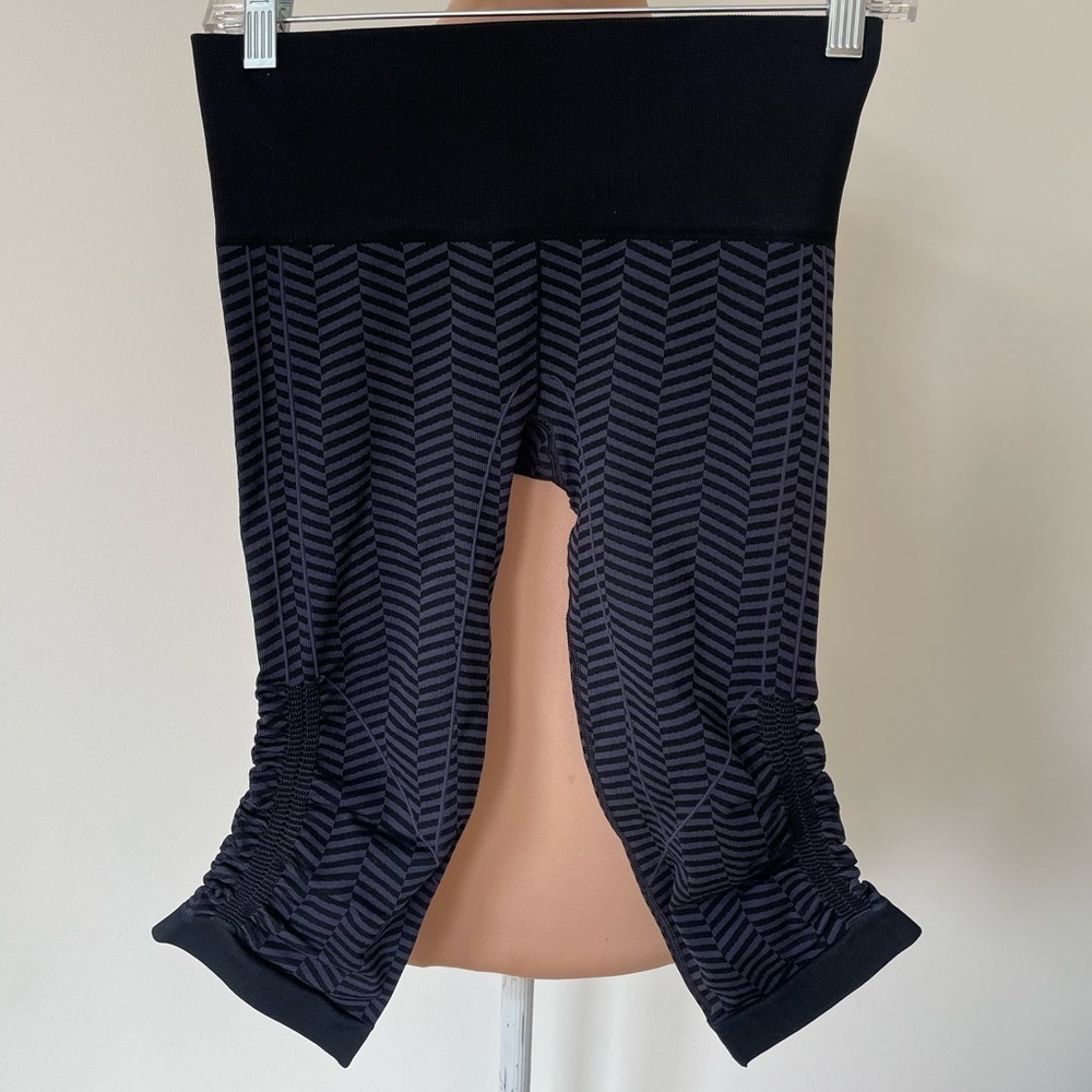 Lululemon In The Flow Crop II Heathered Blue Seamless Crop Legging Chevron EUC 6